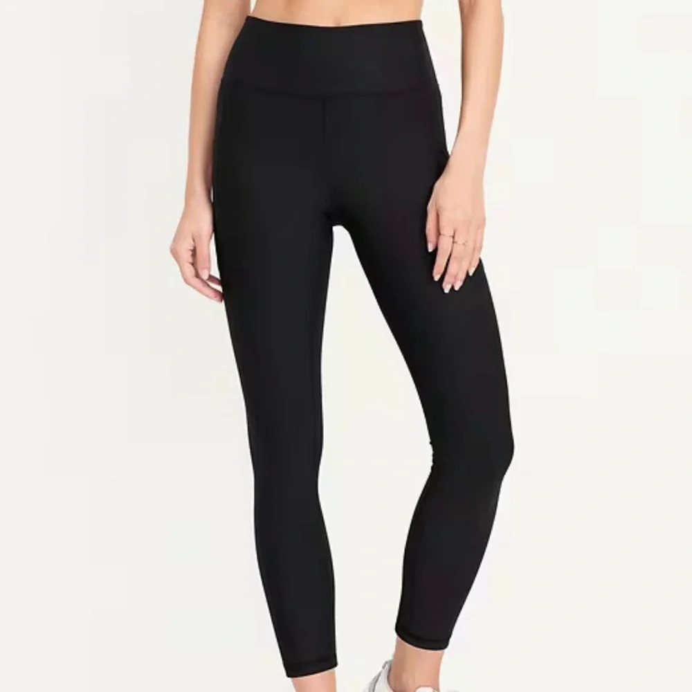 Old Navy Black High-Waisted PowerSoft Rib Pocket
Leggings - Picture 1 of 11